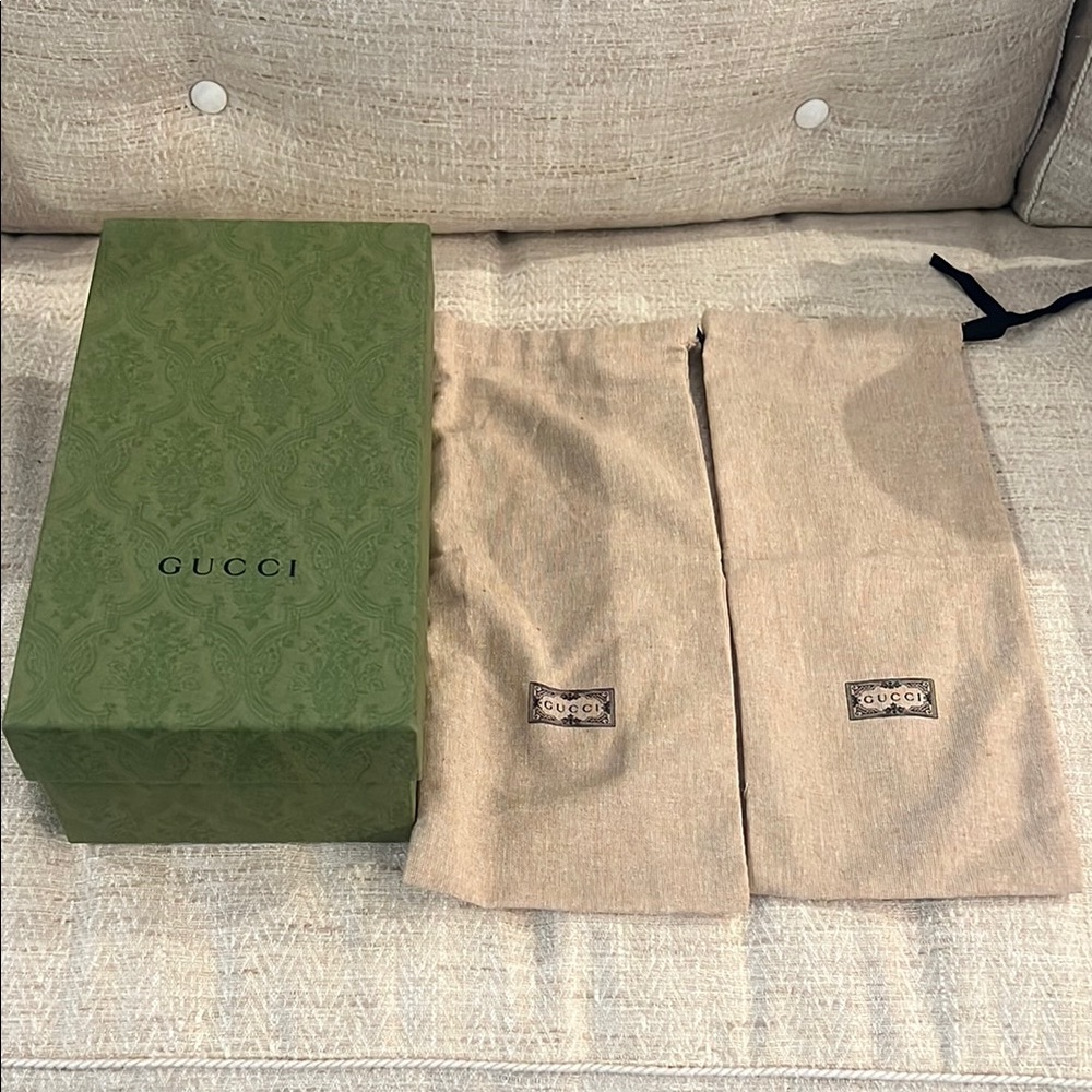 Gucci Green shoebox with Beige Dust Bags